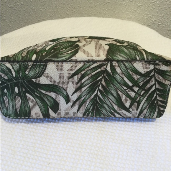 Green palms makeup bag - Picture 3 of 6